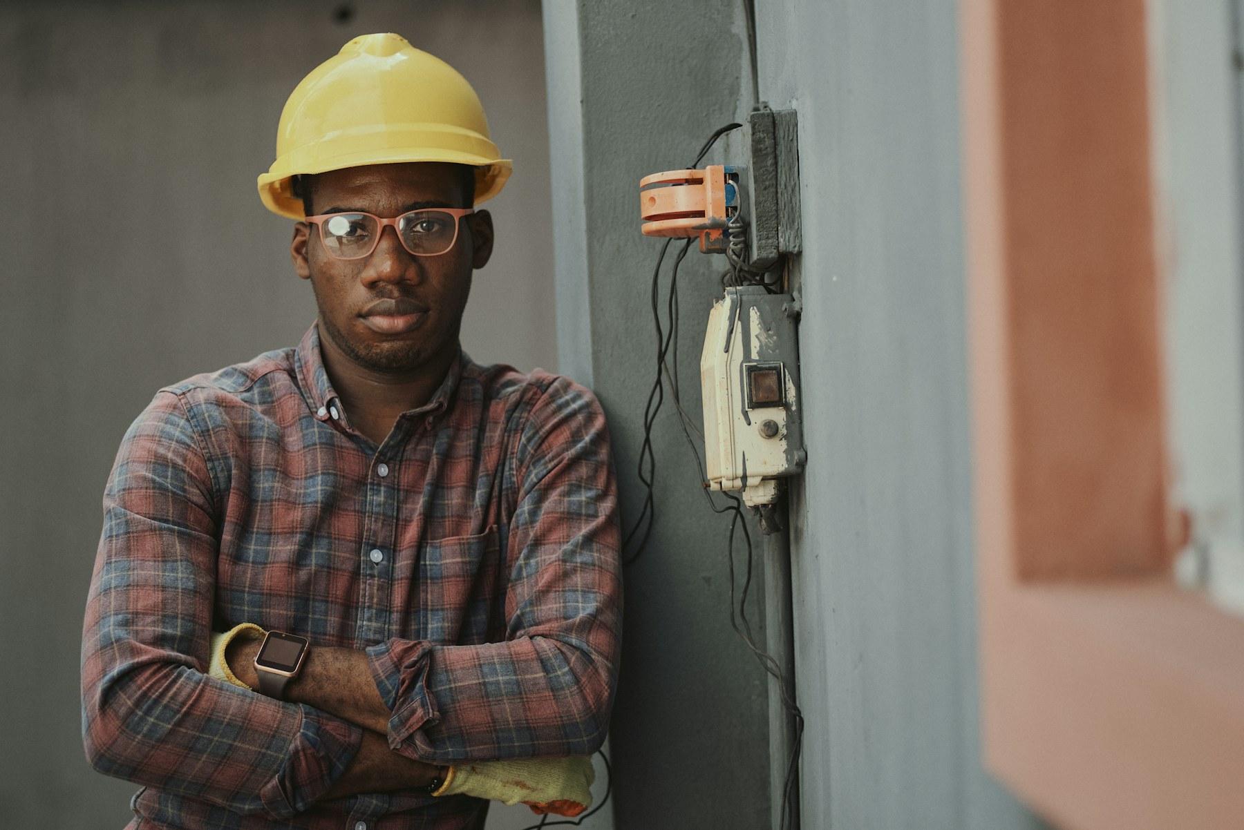 Électricien au travail sur une installation résidentielle